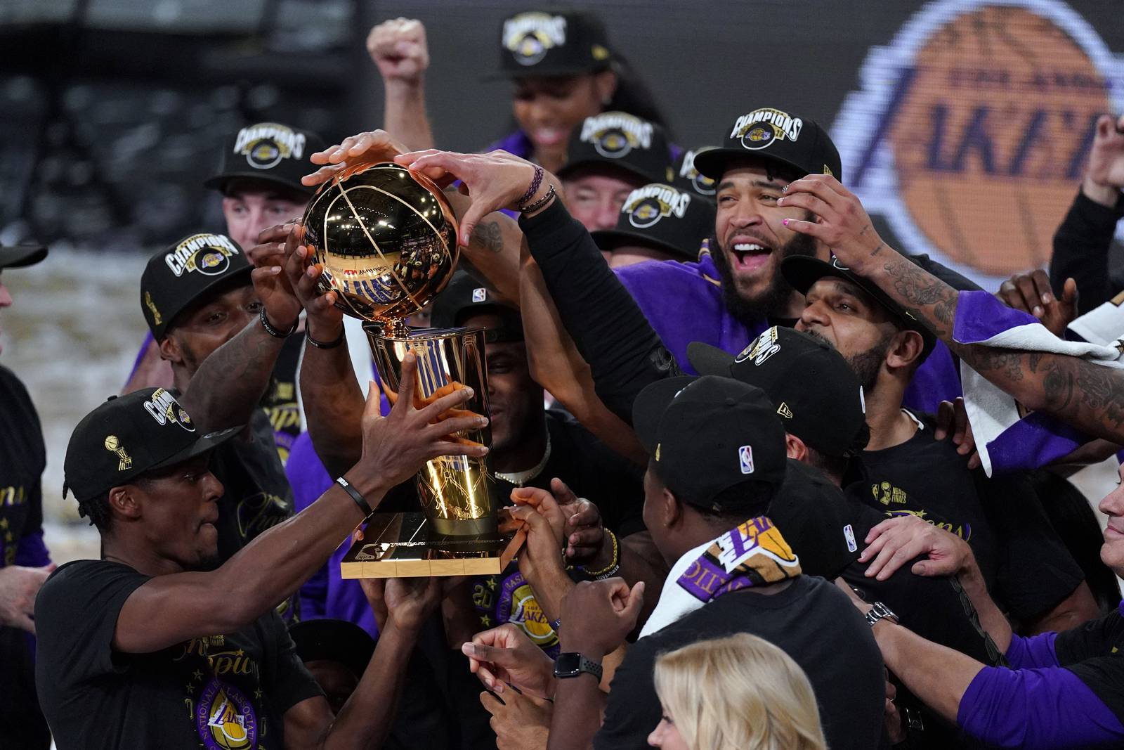 Los Angeles Lakers win recordtying 17th NBA title 95.5 WSB