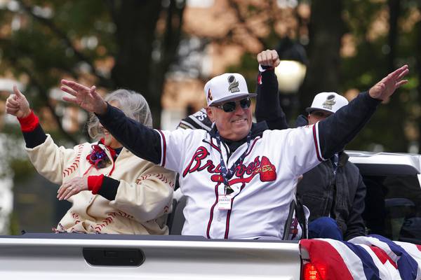 Braves extend contract of manager Brian Snitker through 2025