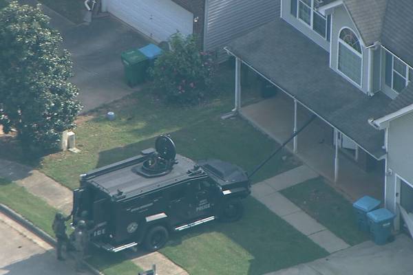 Murder suspect arrested after SWAT standoff at Hampton home