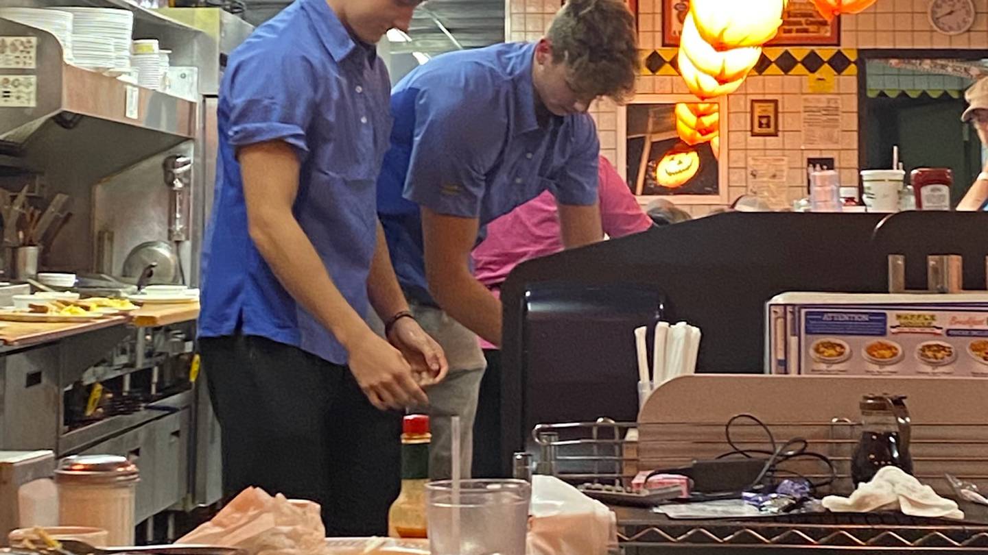 Teens step up to help short-staffed Waffle House following Braves win –  95.5 WSB