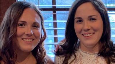 Massachusetts twin sisters help save unresponsive woman during flight to Florida