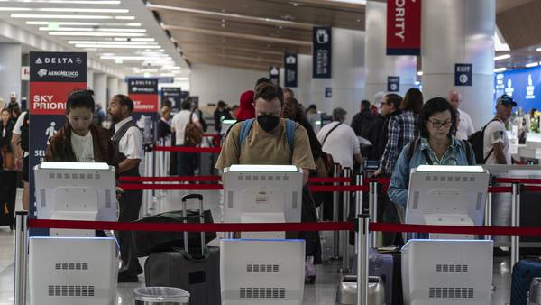 US government orders big US airlines to explain their frequent-flyer programs