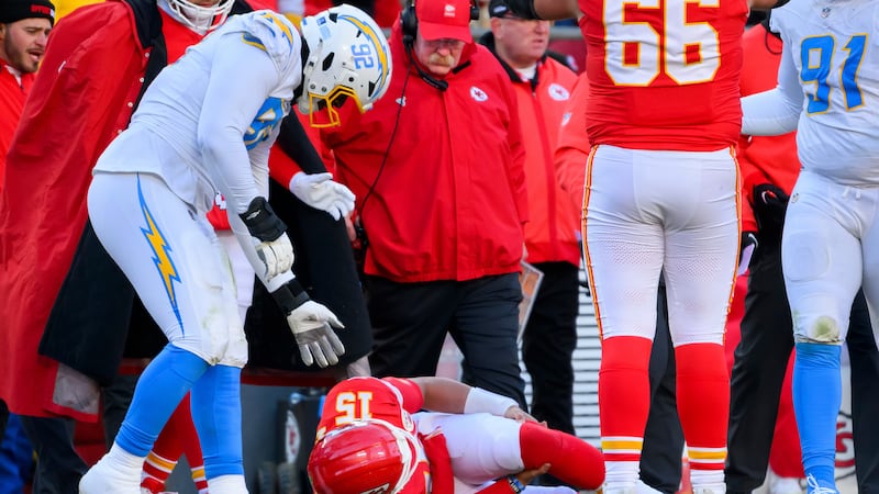 Mahomes tears ACL as Chargers eliminate Chiefs from playoff contention with 16-13 victory