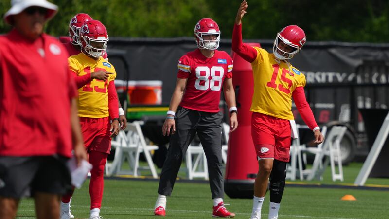 Chiefs lock in Patrick Mahomes through 2033 with a $504.75M reworked deal, AP source says